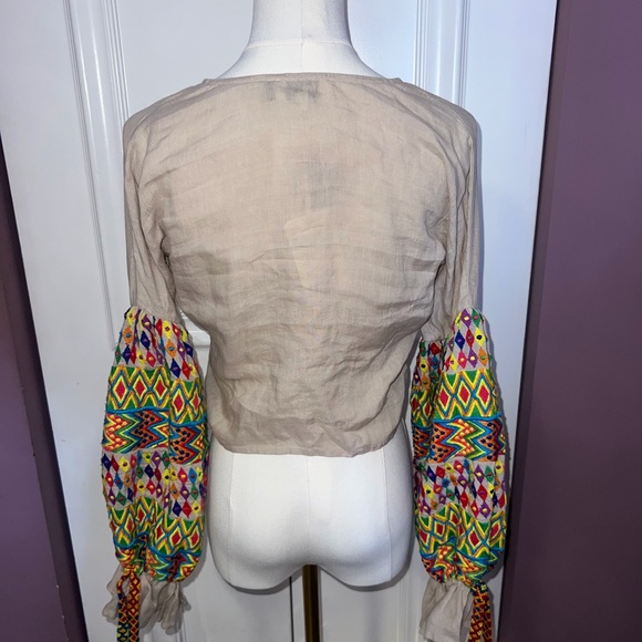 Chic Beige V-Neck Blouse with Vibrant Sleeves - Picture 2 of 6